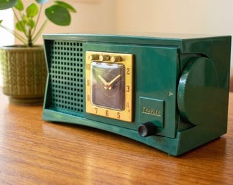 Emerald Green 1954 Travler Model 55C42 Vacuum Tube AM Radio Rare Design and Color! Sounds Great! Excellent Condition!