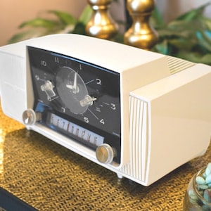 Alpine White Mid Century 1959 General Electric Model C-416 Vacuum Tube AM Clock Radio Popular Model! Excellent Condition!