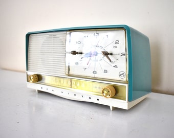 Monterey Turquoise 1956 RCA Victor Model 8-C-7LE Vacuum Tube AM Alarm Clock Radio Excellent Condition Sounds Great!