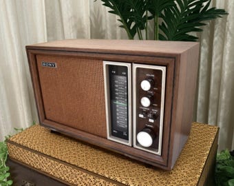 Radio Sony de transistores vintage: AM/FM de estado sólido, acabado nogal