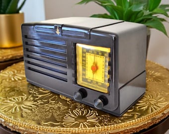 1940 Emerson Vacuum Tube Radio: Mocha Brown Bakelite AM Radio