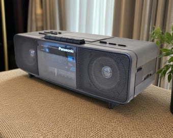 Radiosveglia digitale con cassetta AM/FM Panasonic modello RX-250 Tech Black degli anni '80! Condizioni eccellenti! Suona benissimo!