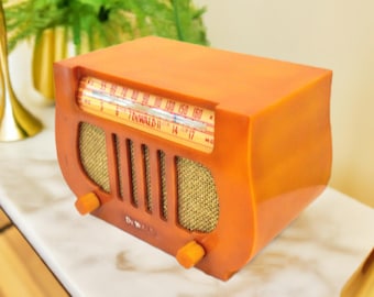 1946 DeWald Catalin Tube Radio: Butterscotch Gold Art Deco
