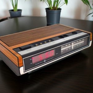 Wood Grain 1980s General Electric Model 7-4630C AM FM Digital Alarm Clock Radio! Excellent Condition!