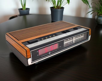Wood Grain 1980s General Electric Model 7-4630C AM FM Digital Alarm Clock Radio! Excellent Condition!