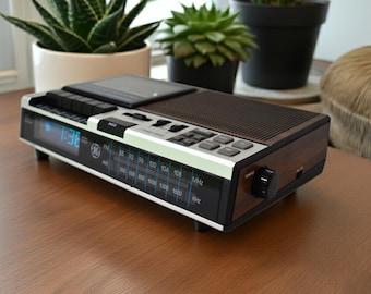 Wood Grain 1980s General Electric Model 7-4956B AM FM Digital Alarm Clock Radio! Excellent Condition!
