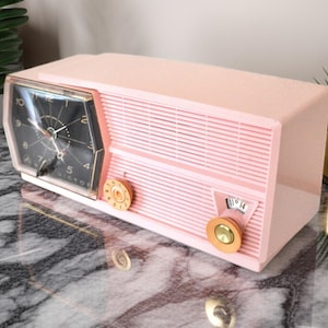 Melrose Pink 1957 RCA Victor 8-C-5F Vacuum Tube AM Clock Radio Sounds Great! Looks Sleek!