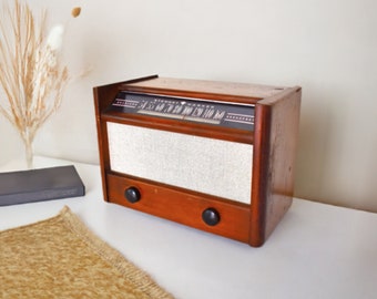 Grundig Type 97 真空管ラジオ：1950年代のBluetooth対応ベージュ