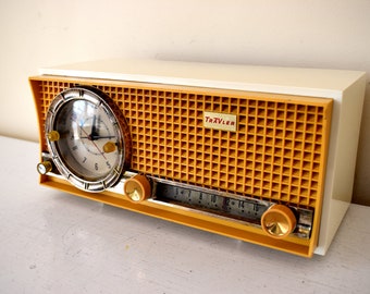 Harvest Gold 1963 Travler Model 59C22 AM Vacuum Tube Alarm Clock Radio Sounds Great! Excellent Condition with Rare Working Clock Light!