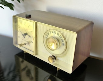White and Simulated Walnut Grain Vintage 1964 General Electric Model C-413C AM Vacuum Tube Clock Radio Sounds Great! Excellent Condition!