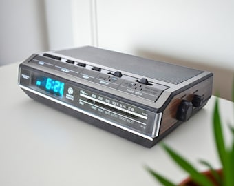 Wood Grain 1980s General Electric Model 7-4942B AM FM Digital Alarm Clock Radio! Excellent Condition!
