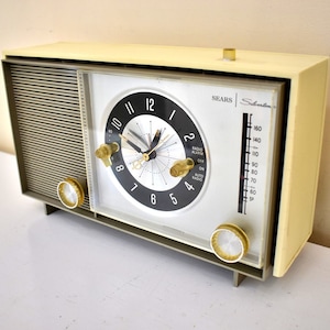 Olive and Ivory 1964 Silvertone Model 4036 Vacuum Tube AM Clock Radio Excellent Condition and Great Sounding!