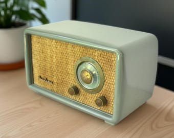 Sage Green Tweed Bakelite 1948 Airline Model 84HA-1527A Vacuum Tube AM Radio Sounds Great Excellent Condition!