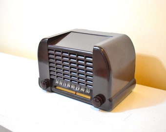 1940s Bakelite AM Radio: Gloss Brown Vacuum Tube Tabletop Radio