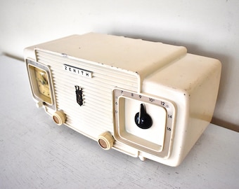 Vanilla Ivory Mid Century 1955 Zenith Model Z-515W Vacuum Tube AM Clock Radio Beauty Sounds Fantastic!