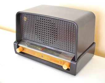 1950 GE Bakelite AM Radio: Mid-Century Model 402
