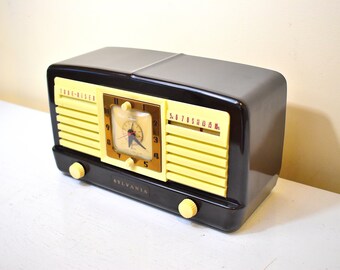 Umber Brown Bakelite 1952 Sylvania Model 540M Vacuum Tube AM Clock Radio Beautiful and Works Like a Charm!