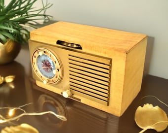 1952 GE Vacuum Tube Clock Radio: Tiger Stripe Maple Bakelite
