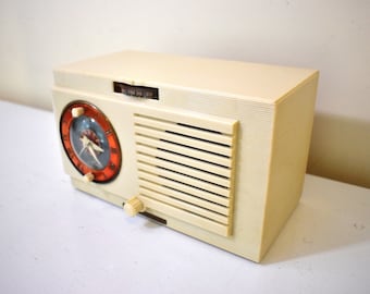 Grecian Ivory 1948 General Electric Model 62 AM Vacuum Tube Clock Radio Alarm Excellent Condition! Sounds Great!