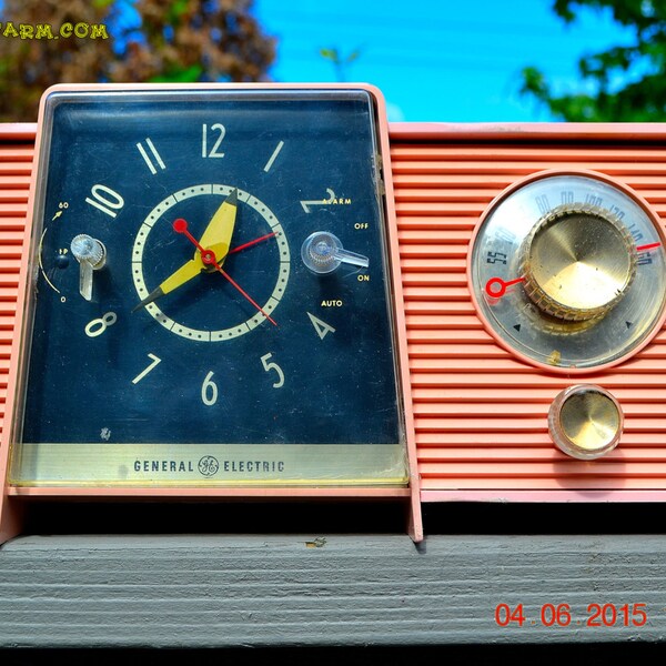 POWDER PINK Mid Century Jetsons 1959 General Electric Model C-406A Tube AM Clock Radio Totally Restored!