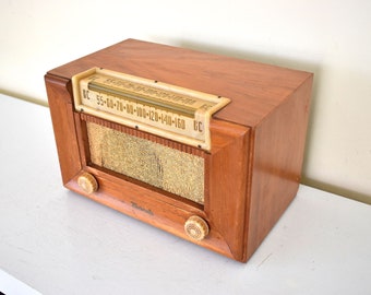 1947 Motorola Vacuum Tube Radio: Red Oak Wood AM Radio