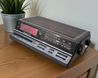 Wood Grain 1980s 90s Realistic Model 12-1577 AM FM Digital Alarm Clock Radio! Excellent Condition!