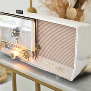 Beige Pink and White 1959 RCA Victor Model 1-C-5KE Vacuum Tube AM Clock Radio Beautiful Design and Sounds Fabulous!