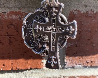 Combination the Medusa with the Templar fleurdelis cross in sterling silver along with our hand made chain
