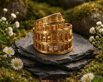 The coliseum ring 18 karat yellow gold