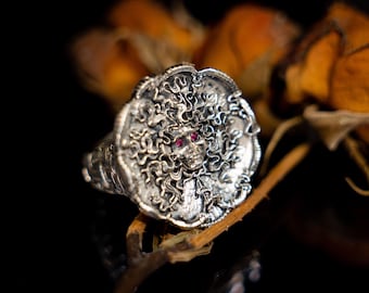 The Medusa ring in sterling silver and ruby eyes by Sal Knight ©