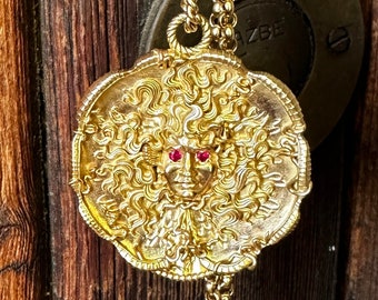 The Medusa 18 karat yellow gold ruby eyes by Sal Knight © 40 millimeters wide, 1,6 inches