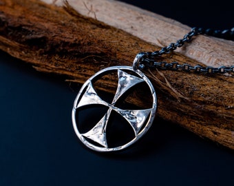 Cruz templaria en plata de ley hecha a mano con cadena de doble eslabón, diseño inverso, acabado antiguo por Sal Knight ©