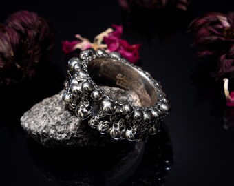 Skulls eternity 925 sterling silver all around skulls band natural antique patina