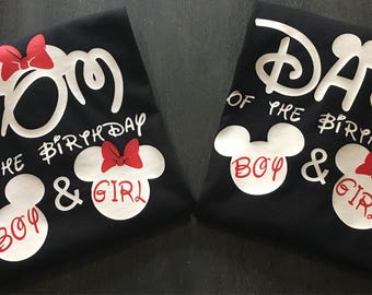 Mamá y papá del cumpleañero y niña, camisas a juego de la familia, cumpleañero, cumpleañera, Mickey Mouse, Minnie Mouse, vacaciones de Disney,