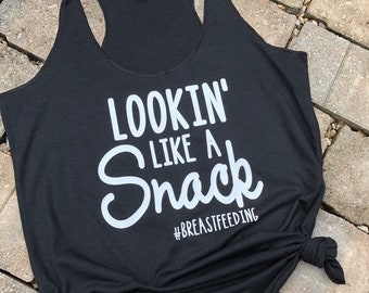 Lookin like a snack, allattamento al seno, mamma, camicia nuova mamma, divertente, serbatoio posteriore racer, mese di sensibilizzazione all&#39;allattamento al seno,