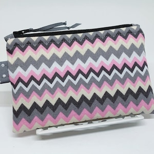 Monedero pequeño de viaje con rayas en zigzag de chevron, monedero, tarjetero, cremallera YKK y llavero con anilla. Elige entre rosa y gris o azul y gris.