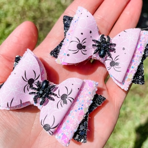Halloween Spider Pigtail Bows, Pigtail Bows for Halloween, Mini Halloween Bows, Bows with spiders, pink and black halloween bow