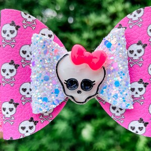 Skull Hair Bow for girls, pink skeleton bow, girly halloween hair bows, spooky halloween bow, black and pink halloween bows, skull hair clip