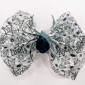 halloween spider bow, plastic hair bow, spider hair bow, halloween bows for girls, spider web bow, bows with spiders, halloween outfits