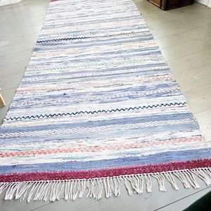 Tapete sueco vintage feito à mão: carpete listrado azul, branco e vermelho (97,5 x 38,5 pol.)