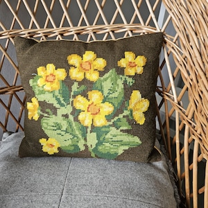Schöne Nadelspitze / voll bestickt gelbes Blumenkissen aus Wolle aus Schweden