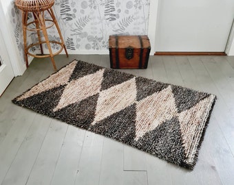 Lovely retro handknotted / 70"  x  39" / modern / midcentury / wool /  rug / carpet / teppich