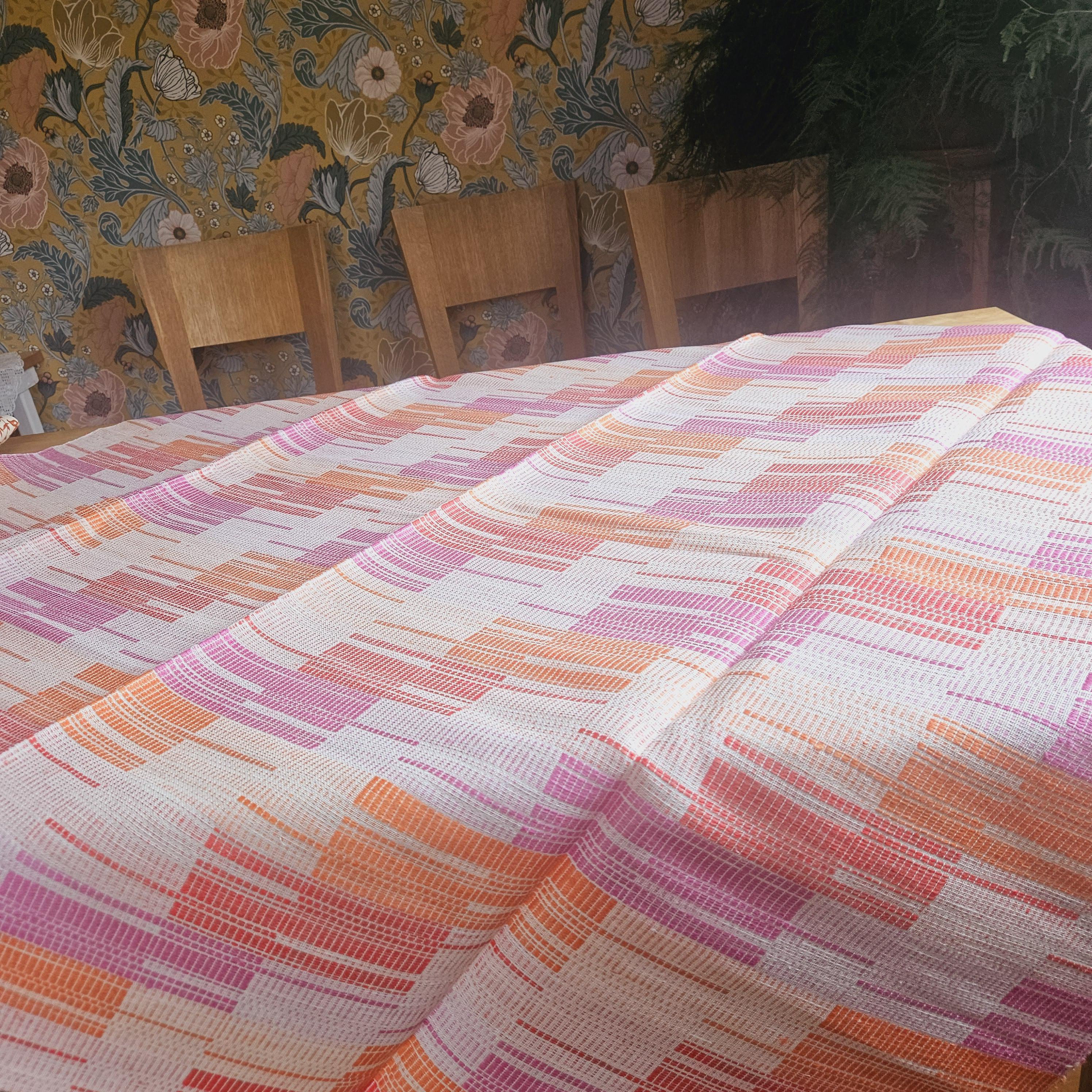 手織りリネンテーブルクロス：スウェーデン風ラスティックピンク