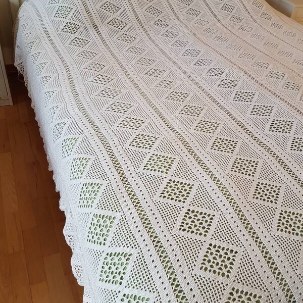 Lovely vintage offwhite/cream hand crochet double bed, bedspread/blanket/coverlet/throw 96" x 92" from Sweden