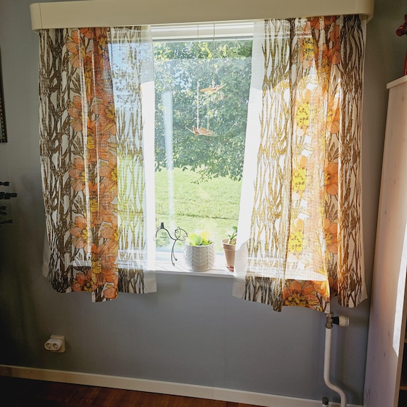 レトロな花柄のシアーソフトカラーの70年代ハーフカーテンセット