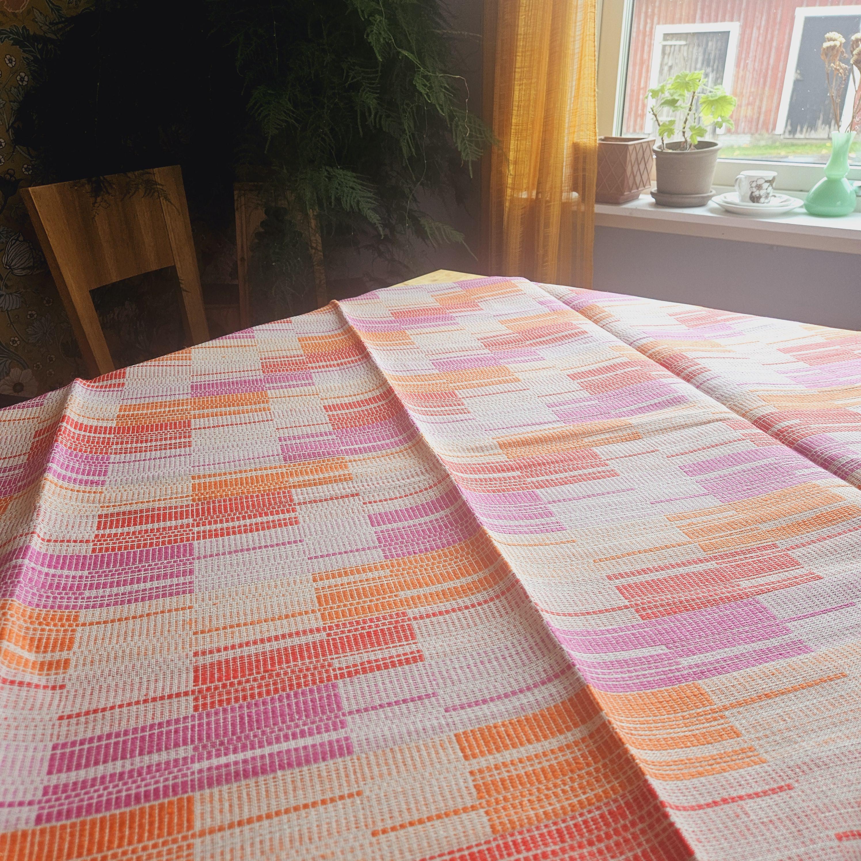 手織りリネンテーブルクロス：スウェーデン風ラスティックピンク