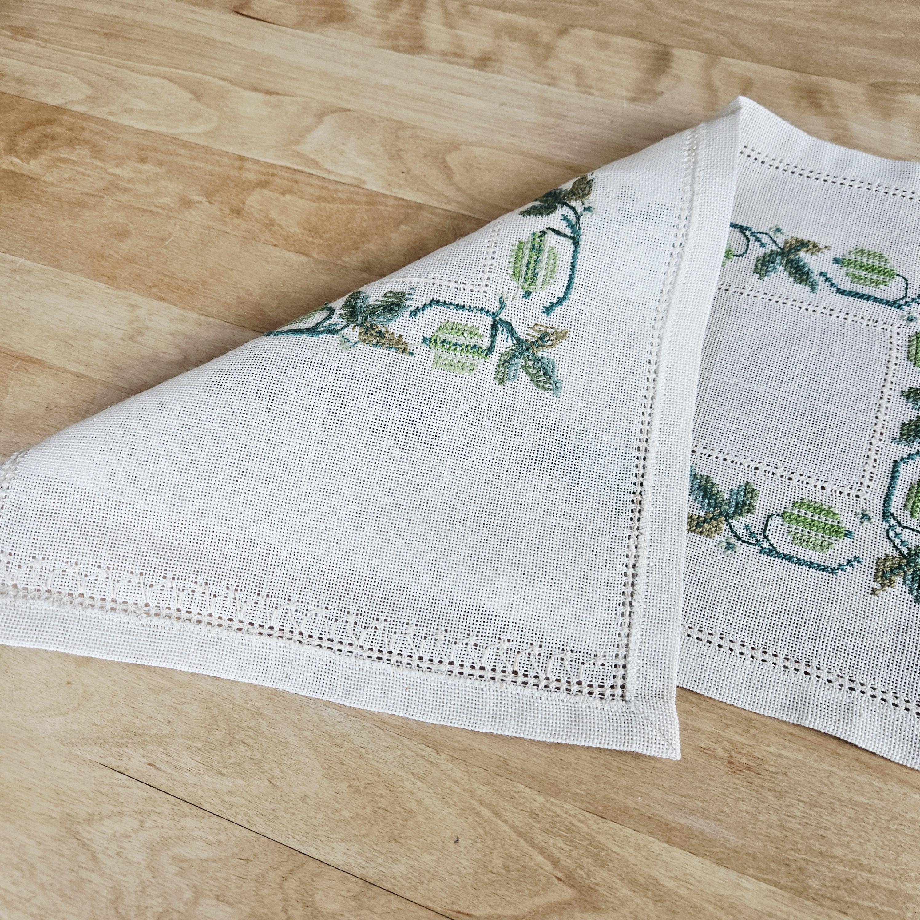 Tablerunner Cross Stitch Embroidered Gooseberry in Linen From