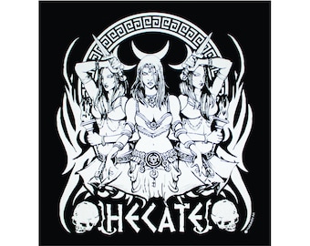 Puede incluir: Ilustración en blanco y negro de una diosa de tres cabezas con lunas crecientes y un diseño de llama estilizado. La diosa sostiene dagas y antorchas. El texto "HEKATÉ" está escrito debajo de la imagen.