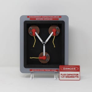 Réplica del condensador de flujo de Regreso al futuro con soporte y etiqueta. Réplica de utilería para cosplay.