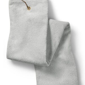 Puede incluir: Una toalla rectangular de color gris claro con una superficie de tejido de rizo texturizado. La toalla incluye un ojal met&aacute;lico de color lat&oacute;n en la parte superior central, que sujeta un gancho met&aacute;lico a juego para colgarla.